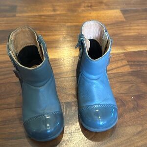 Little girls size 7.5 boots geox